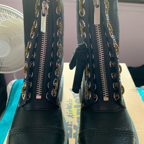 Dr Martens Sinclair max zip front boots. Iconic - Picture 3 of 9